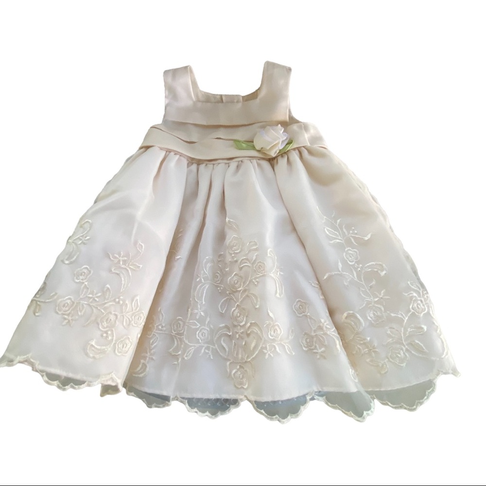 The sweetest little dress!! Ivory color. 3 button back with skirt lining.